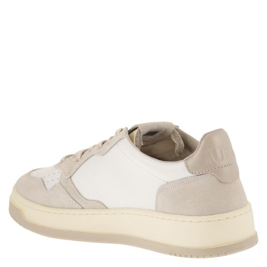 26FW 오트리 메달리스트 로우 스니커즈 AULM WHITE LIGHT BEIGE - AUTRY