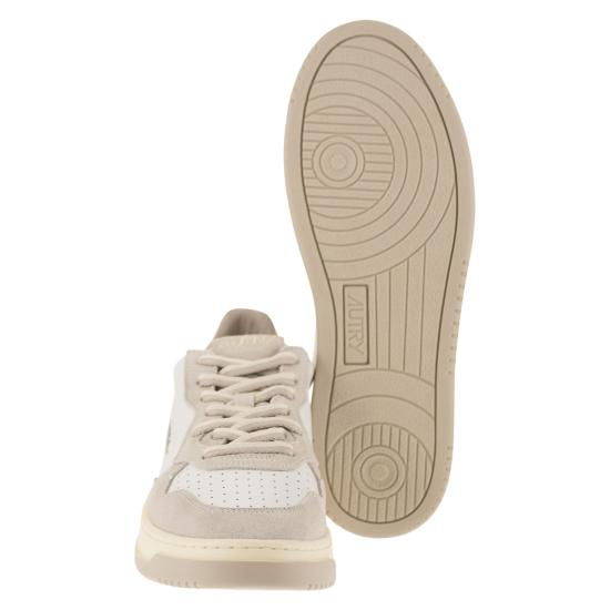 26FW 오트리 메달리스트 로우 스니커즈 AULM WHITE LIGHT BEIGE - AUTRY