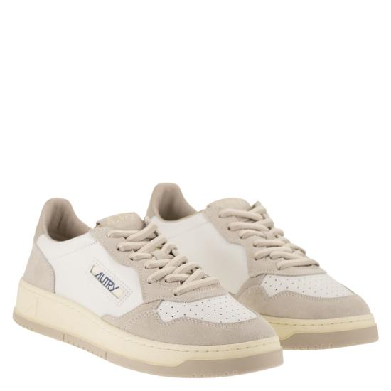 26FW 오트리 메달리스트 로우 스니커즈 AULM WHITE LIGHT BEIGE - AUTRY