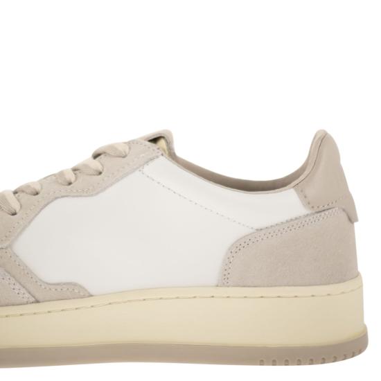 26FW 오트리 메달리스트 로우 스니커즈 AULM WHITE LIGHT BEIGE - AUTRY
