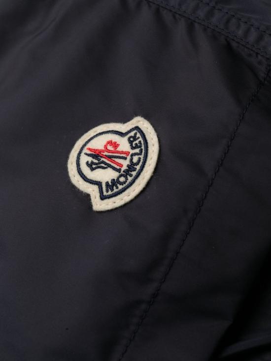 26FW 몽클레어 로고 패치 스윔 쇼츠 L20912C00004 53326743 Navy - MONCLER