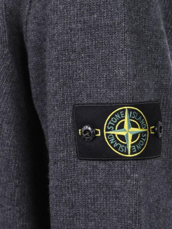 26FW 스톤 아일랜드 로고 패치 하이넥 버튼 울 스웨터 L2S155100040S00A3 V0M62 Melange lead - STONE ISLAND