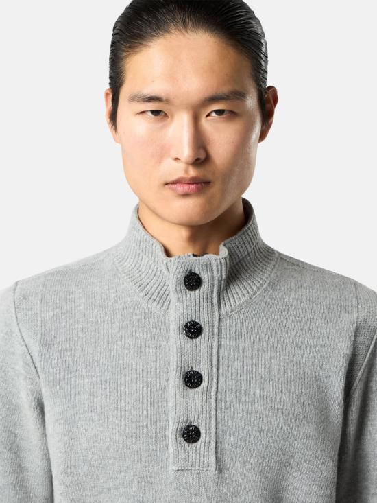 26FW 스톤 아일랜드 로고 패치 하이넥 버튼 울 스웨터 L2S155100040S00A3 V0M62 Grigio - STONE ISLAND