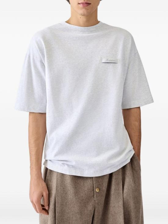 26FW 자크뮈스 반팔 티셔츠 TSU00345 AJ00327 950 Grey - JACQUEMUS