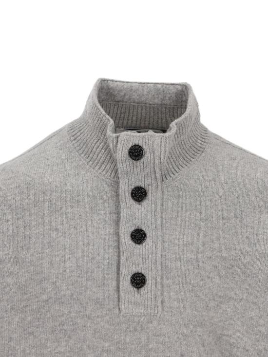 26FW 스톤 아일랜드 로고 패치 하이넥 버튼 울 스웨터 L2S155100040 S00A3V0M60 Grey - STONE ISLAND
