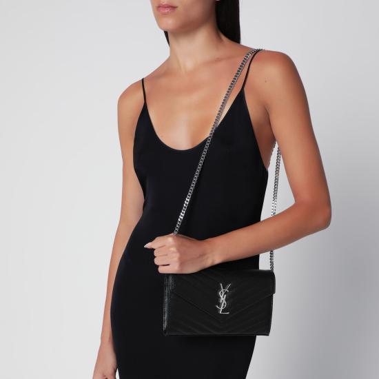 26FW 생로랑 그랑 드 뿌드르 엠보스드 레더 카산드라 마틀라세 체인 지갑 377828BOW02 Black - SAINT LAURENT