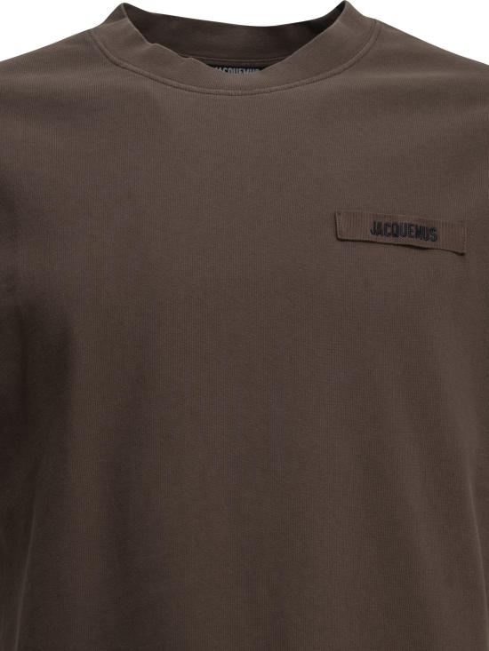 26FW 자크뮈스 그로그랭 로고 티셔츠 TSM00133AJ00226BROWN - JACQUEMUS