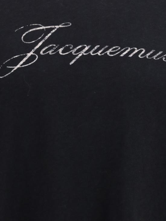 26FW 자크뮈스 로고 프린트 장식 티셔츠 TSM00639AJ00289 990 Black - JACQUEMUS