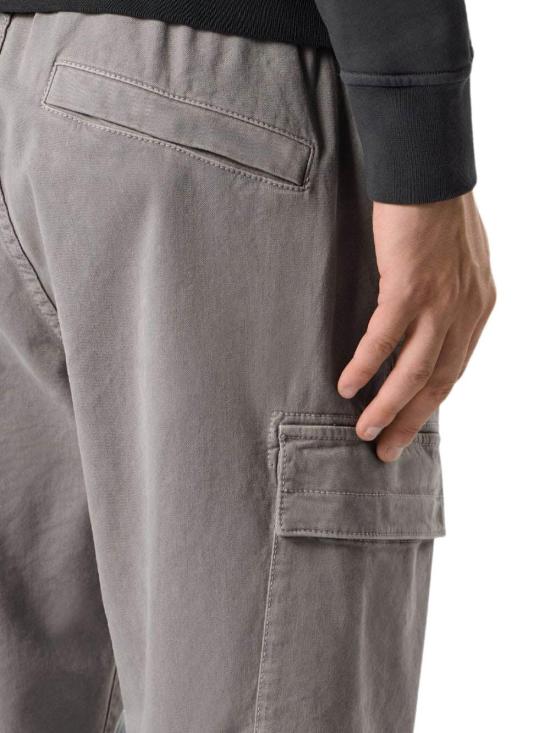 26FW 스톤 아일랜드 와펜 패치 테이퍼드 팬츠 L2S15 3100033 S00L1 V0160 GREY DOM - STONE ISLAND