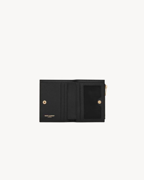 26FW 생로랑 그랑 드 뿌드르 엠보스드 레더 모노그램 2단 지갑 575879BOW01 1000 BLACK - SAINT LAURENT