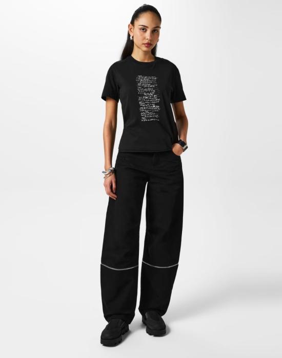 26SS 몽클레어 텍스트 프린트 로고 티셔츠 J209T8C0000289AHD999 Black - MONCLER