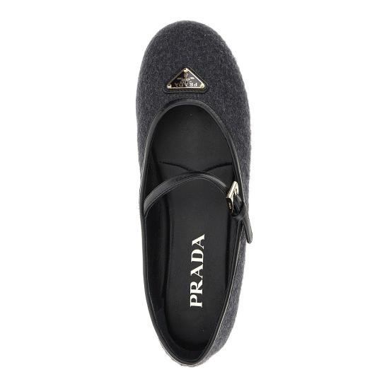 26FW 프라다 트라이앵글 로고 쉐브론 메리 제인 플랫 슈즈 1F689OF005219 Grey - PRADA