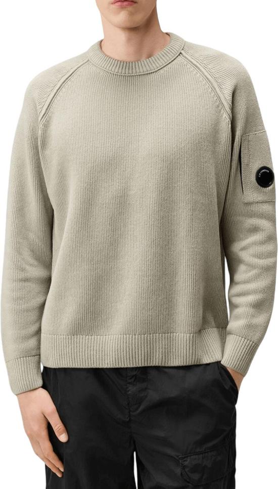 26FW 씨피 컴퍼니 스웨터 CPCOMPANY21CMKN196A005558G936CHENILLECOTTONLENSCREWNECKCREWNECKSKNITWEARLIGHTGREY TAUPE - C.P. COMPANY