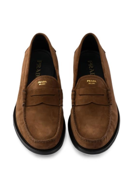 26FW 프라다 로고 스웨이드 페니 로퍼 로고 스웨이드 페니 로퍼 2DB239054 F X000F0324 - PRADA
