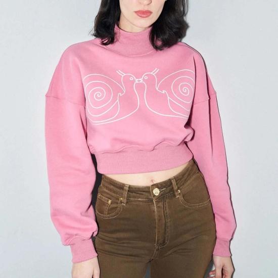  패션 브랜드 컴퍼니 스웨터 패션 브랜드 키싱 스네일즈 록키 스웨트셔츠 핑크 - FASHION BRAND COMPANY