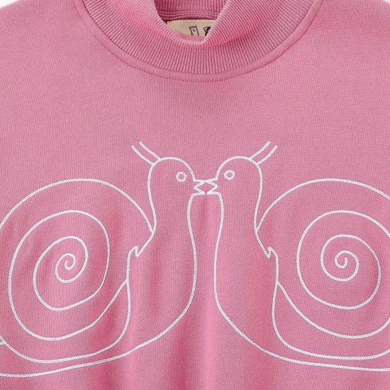  패션 브랜드 컴퍼니 스웨터 패션 브랜드 키싱 스네일즈 록키 스웨트셔츠 핑크 - FASHION BRAND COMPANY