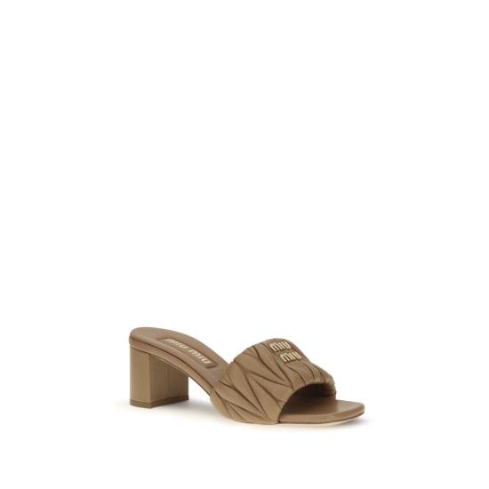 26FW 미우미우 가죽 슬라이드 가죽 슬라이드 MI5XX657F05588TF098LBB BEIGE - MIU MIU
