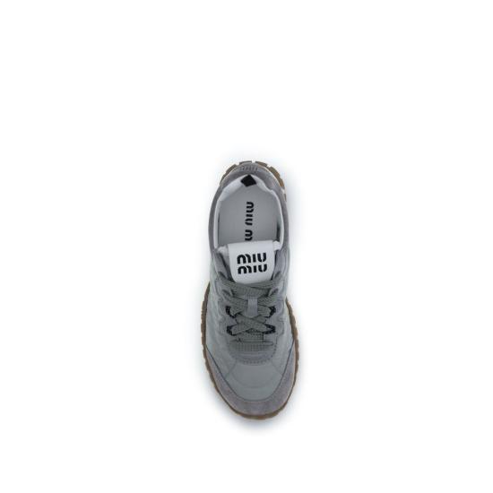 26FW 미우미우 타이어 테크니컬 패브릭 스웨이드 스니커즈 MI5E417EF005ZJMF0424BB GRAY - MIU MIU