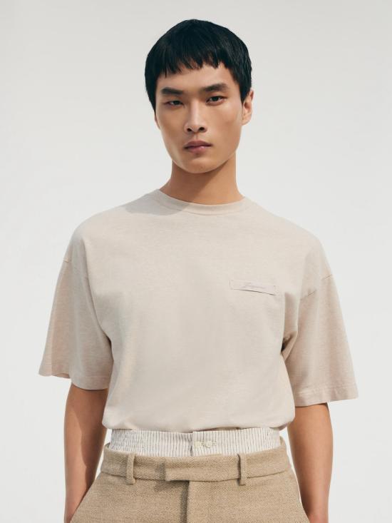 26FW 자크뮈스 반팔 티셔츠 26HTSU00345AJ00 130 LIGHTBEIGE - JACQUEMUS