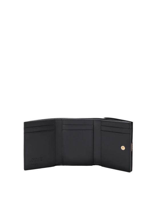26FW 로에베 애너그램 트라이폴드 그레인 카프스킨 지갑 C821TR2X16 1206 BLACK GOLD - LOEWE