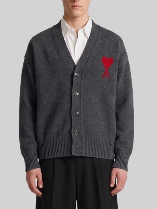26FW 아미 하트 로고 인타르시아 V넥 가디건 UKC367 GREY