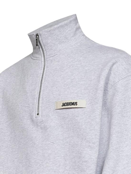 26FW 자크뮈스 하프 집업 스웨트 셔츠 SSM00313AJ00174 951 GRAY - JACQUEMUS