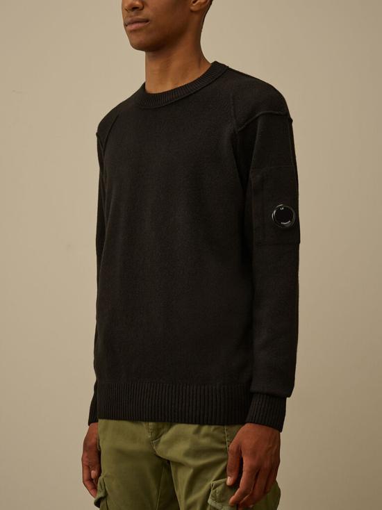 27FW 씨피 컴퍼니 램스울 GRS 크루넥 렌즈 스웨터 RFCMKN707A110149A 999 BLACK - C.P. COMPANY
