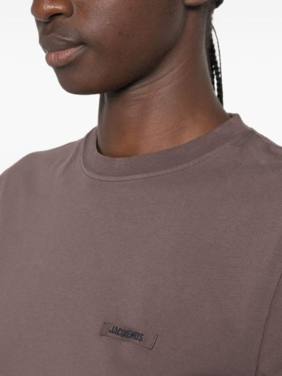 26FW 자크뮈스 그로그랭 로고 솟슬리브 티셔츠 TSW00550AJ00029 850 MARRONE - JACQUEMUS