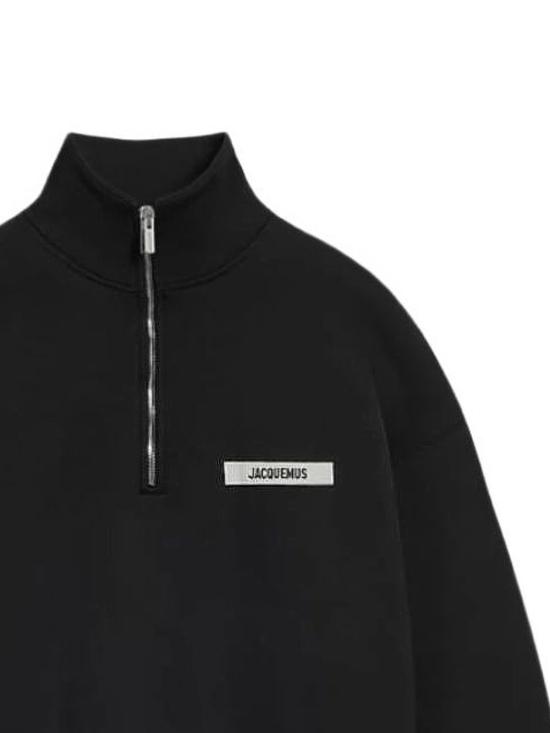 26FW 자크뮈스 하프 집업 스웨트 셔츠 SSM00313AJ00174 990 Black - JACQUEMUS