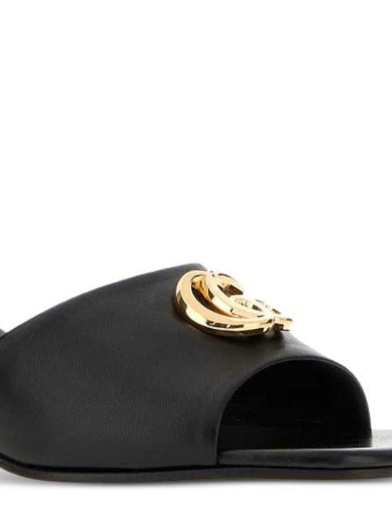 26FW 구찌 골드 로고 플라크 가죽 뮬 골드 로고 플라크 가죽 뮬 871480 BKO001000 - GUCCI