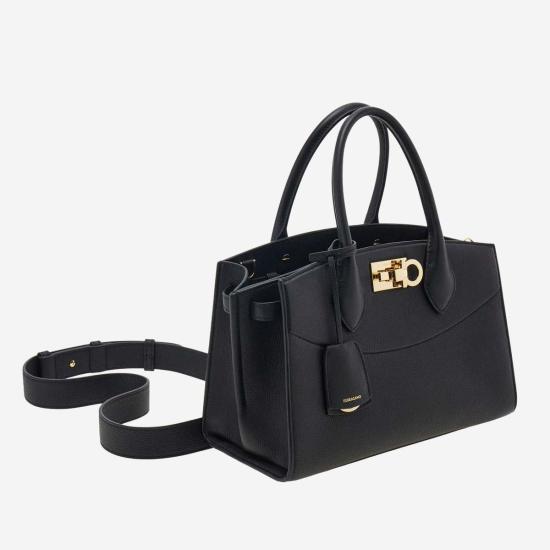  살바토레 페라가모 가방 페라가모 텍스처드 카프스킨 핸드백 블랙 - SALVATORE FERRAGAMO