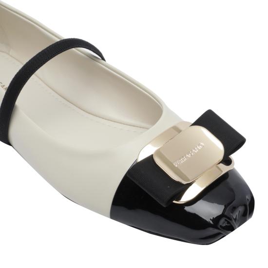 26FW 살바토레 페라가모 플랫 슈즈 777437 01J183MASCARPONE NERO WHITE - SALVATORE FERRAGAMO