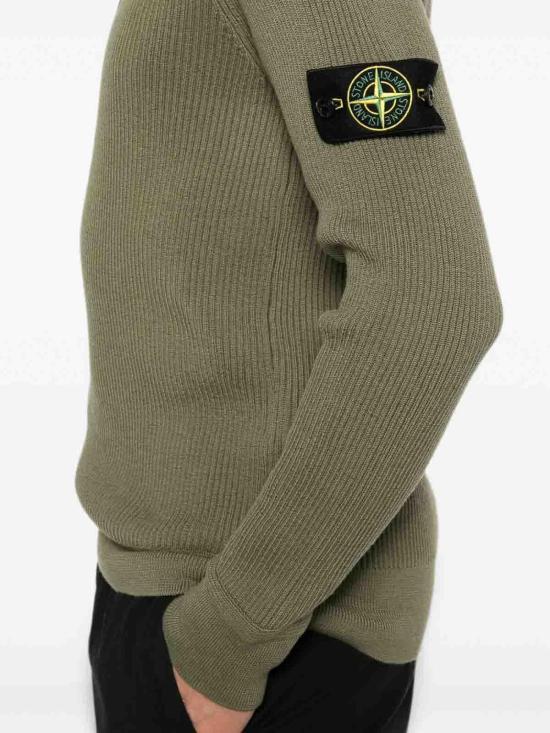 26FW 스톤 아일랜드 리브드 니트 로고 패치 스웨터 L2S155100053S00C2V005G GREEN - STONE ISLAND