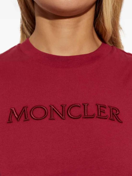 26SS 몽클레어 자수 토널 로고 코튼 티셔츠 L10938C0002189AUO438 RED - MONCLER