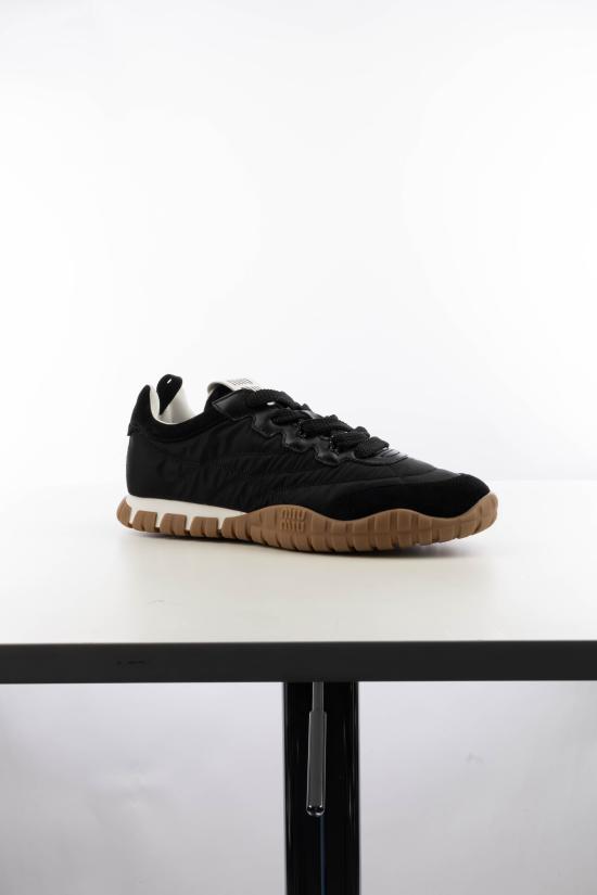 26FW 미우미우 타이어 테크니컬 스웨이드 스니커즈 5E417EF005ZJM F0002 Nero - MIU MIU