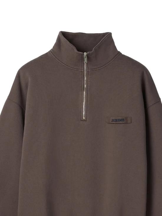 26FW 자크뮈스 하프 집업 스웨트 셔츠 SSM00313AJ00174 850 BROWN - JACQUEMUS