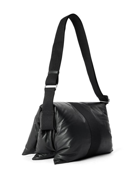 26FW 버버리 숄더백 8083435 BLACK