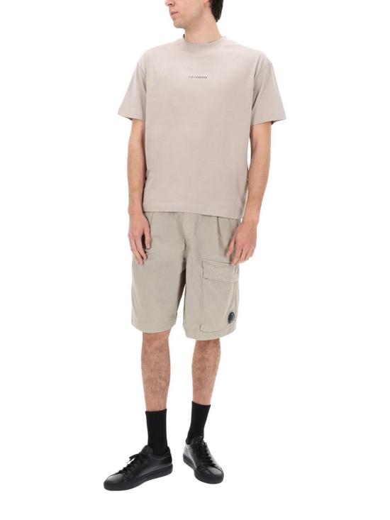 26SS 씨피 컴퍼니 스트레치 사틴 카고 렌즈 쇼츠 20CMBE127A110325G904 GREY - C.P. COMPANY