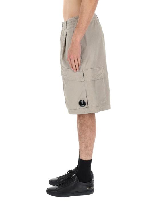 26SS 씨피 컴퍼니 스트레치 사틴 카고 렌즈 쇼츠 20CMBE127A110325G904 GREY - C.P. COMPANY