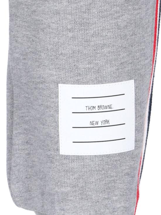 26FW 톰브라운 클래식 루프백 레프트 스트라이프 스웨트팬츠 FJQ024A 03377 055 LGRAY DOM - THOM BROWNE
