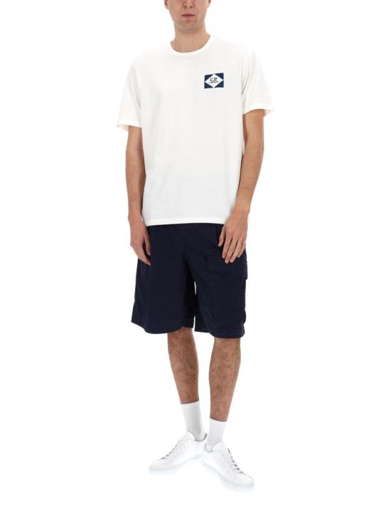26SS 씨피 컴퍼니 스트레치 사틴 카고 렌즈 쇼츠 20CMBE127A 110325G 889 MIDNIGHT NAVY DOM - C.P. COMPANY