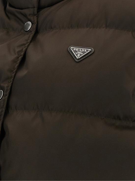 26FW 프라다 로고 플라크 리나일론 조끼 로고 플라크 리나일론 조끼 292390SOOO1WQ8F0324 Brown - PRADA