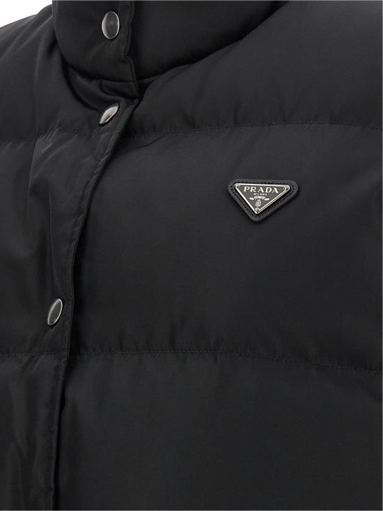26FW 프라다 로고 플라크 리나일론 조끼 로고 플라크 리나일론 조끼 292390SOOO1WQ8F0002 Black - PRADA