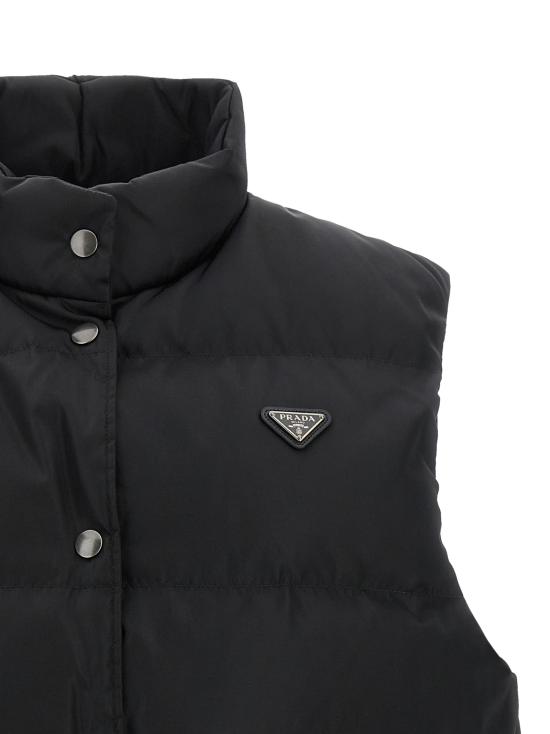 26FW 프라다 로고 플라크 리나일론 조끼 로고 플라크 리나일론 조끼 292390SOOO1WQ8F0002 Black - PRADA