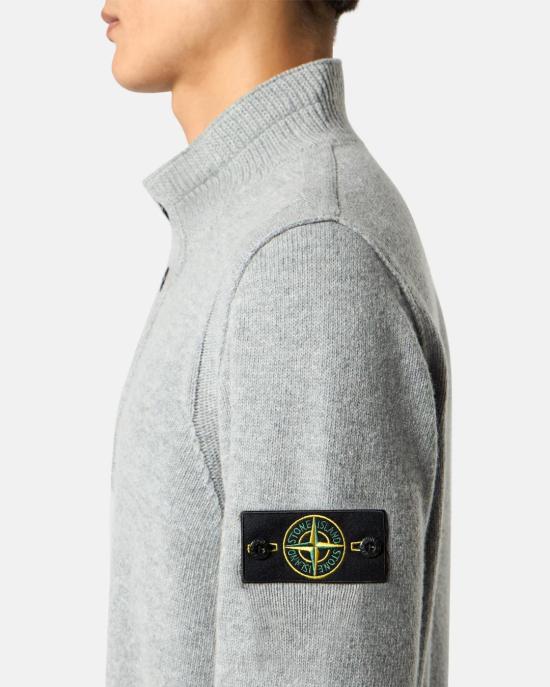  스톤 아일랜드 로고 패치 하이넥 버튼 울 스웨터 L2S155100040 S00A3V0M60 Grey melange - STONE ISLAND