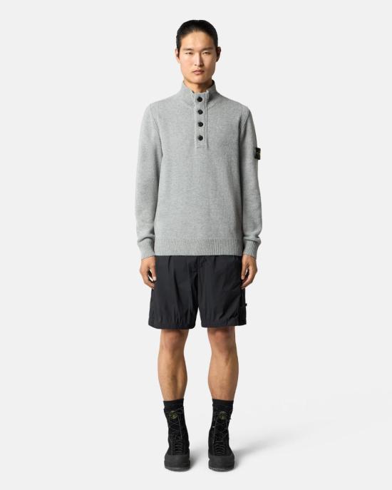  스톤 아일랜드 로고 패치 하이넥 버튼 울 스웨터 L2S155100040 S00A3V0M60 Grey melange - STONE ISLAND