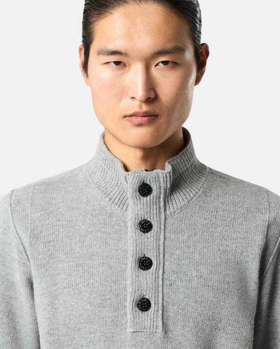  스톤 아일랜드 로고 패치 하이넥 버튼 울 스웨터 L2S155100040 S00A3V0M60 Grey melange - STONE ISLAND