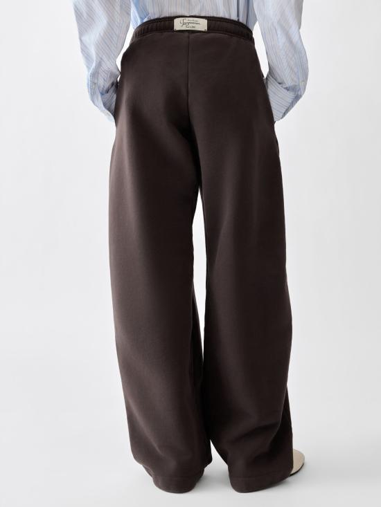 26FW 자크뮈스 스트레이트 팬츠 PAU00286AJ00325 881 Dark brown - JACQUEMUS