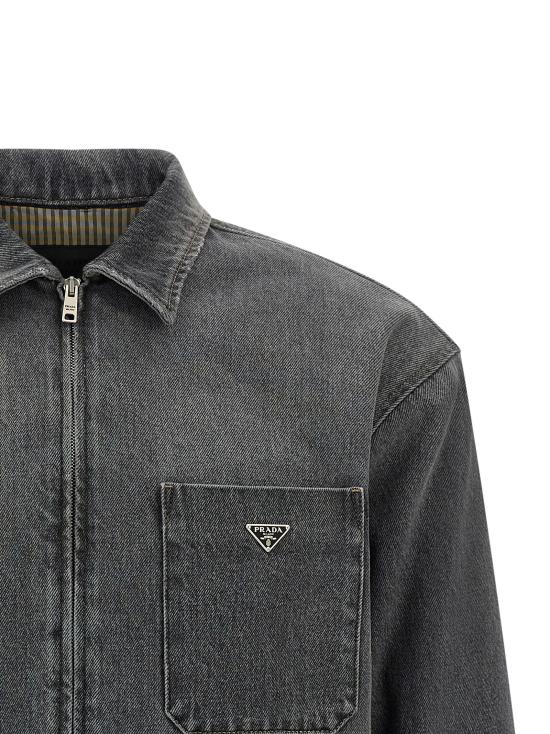 26FW 프라다 에나멜 삼각 로고 워싱 데님 긴팔 셔츠 GEC125SOOO6288F0557 Gray - PRADA