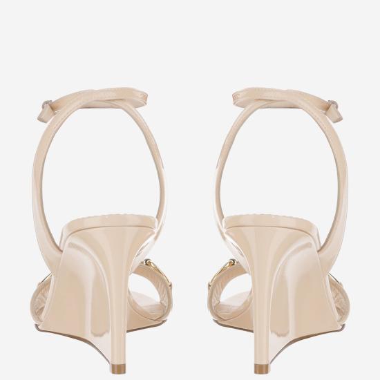 26FW 구찌 돈나 페이턴트 레더 웨지 샌들 A006AH BEIGE - GUCCI